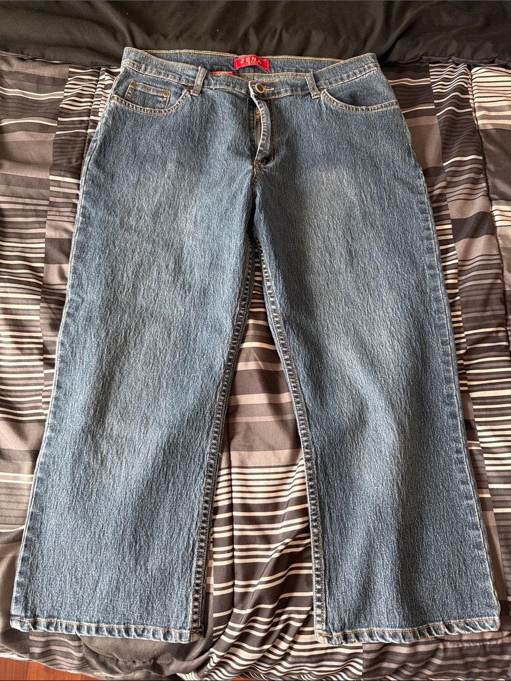 Classic Women's Light Blue Straight-Leg Cropped Jeans